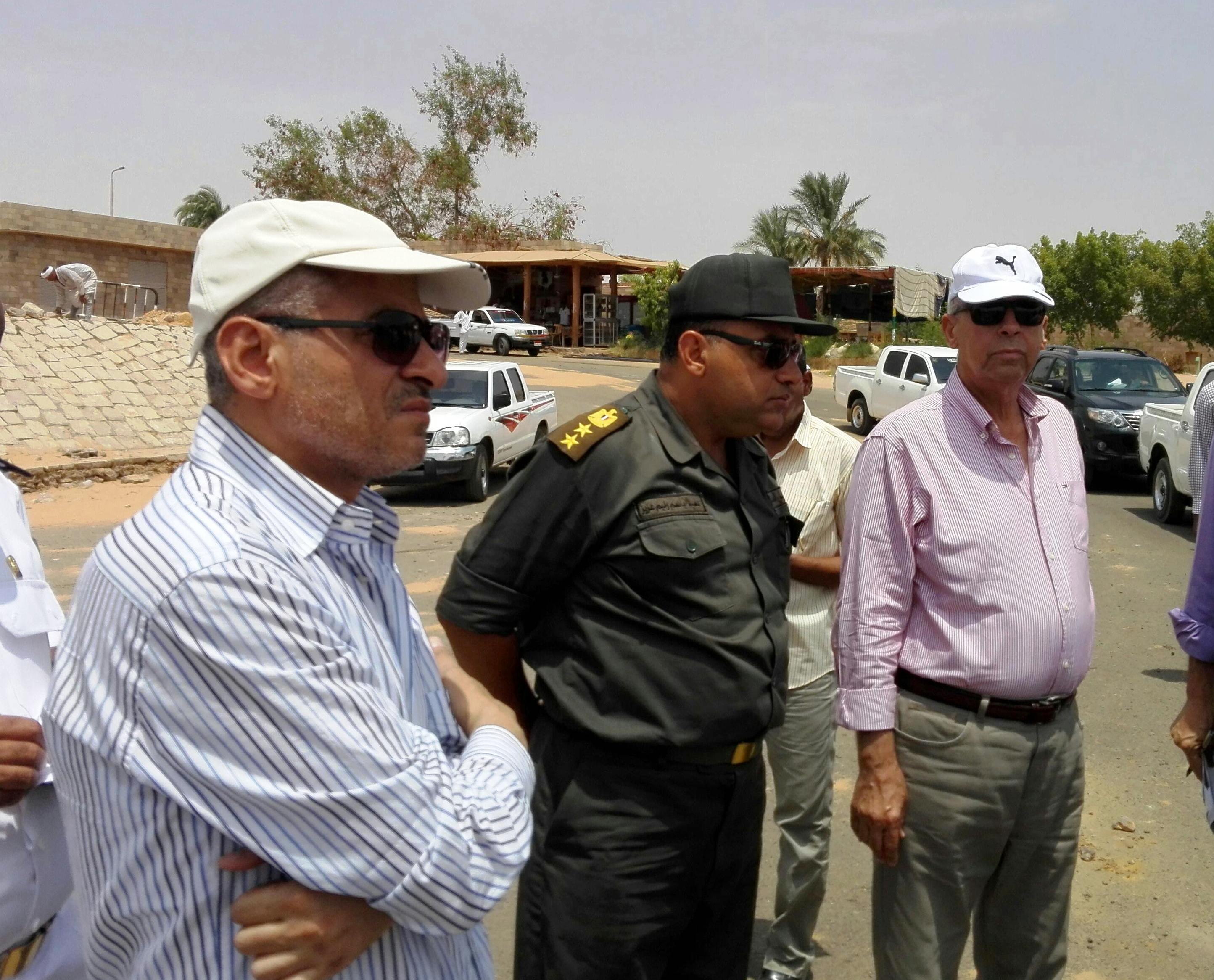 محافظ أسوان تفقد أعمال التطوير  بمطار أبو سمبل الدولى (5)